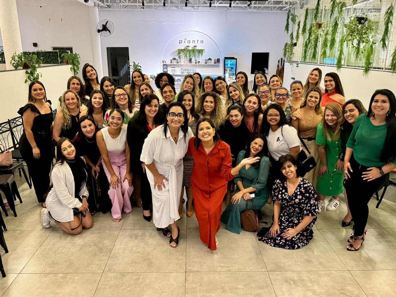 Aline Cyntia com empreendedoras de Vicente Pires